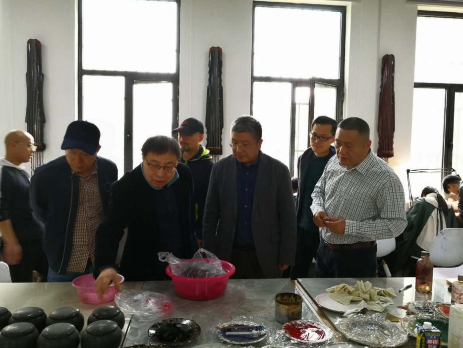 河南卫视栏目制片人王潇、辅仁药业集团医药有限公司董事长朱继涛一行参观文化遗产学院古琴与漆艺大师工作室